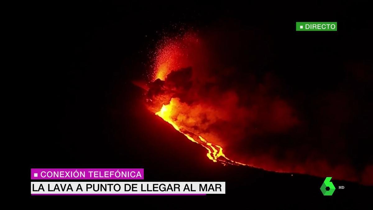 ¡La lava del volcán de La Palma comienza a caer al mar!