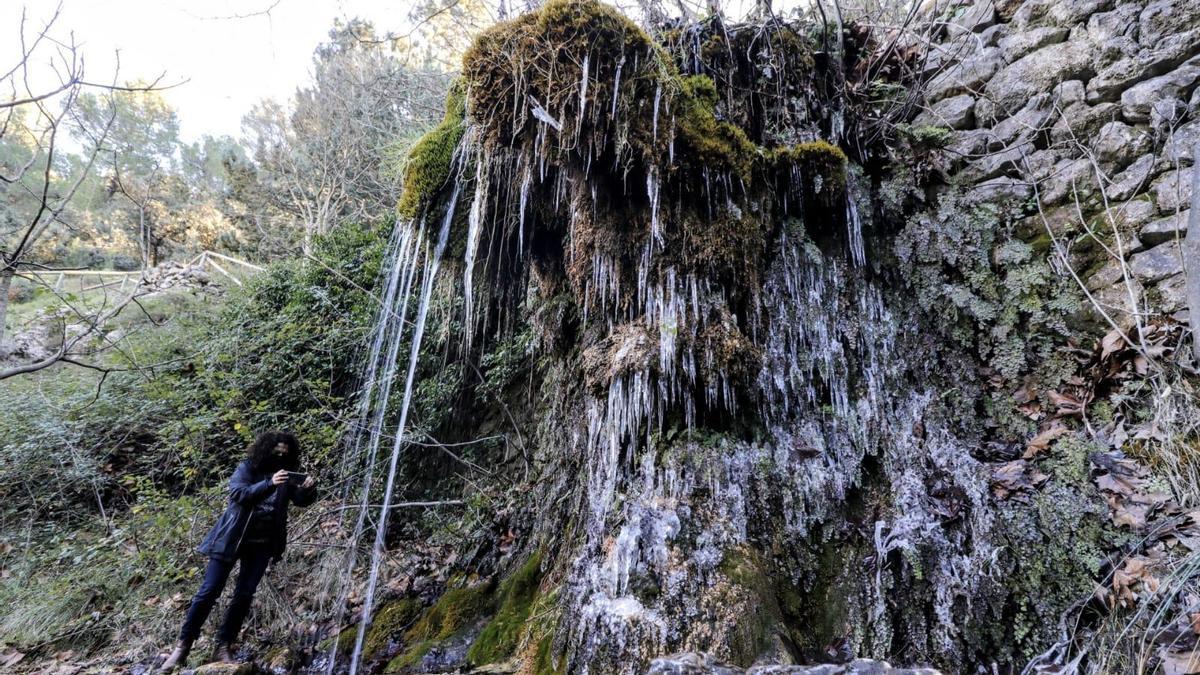 Formación de carámbanos en la Font de Moli Mató