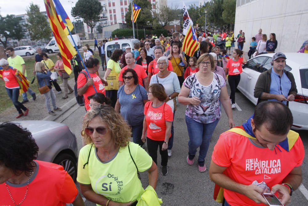 Milers de persones en la cadena humana de Sant Julià de Ramis a Aiguaviva per commemorar l'1-O