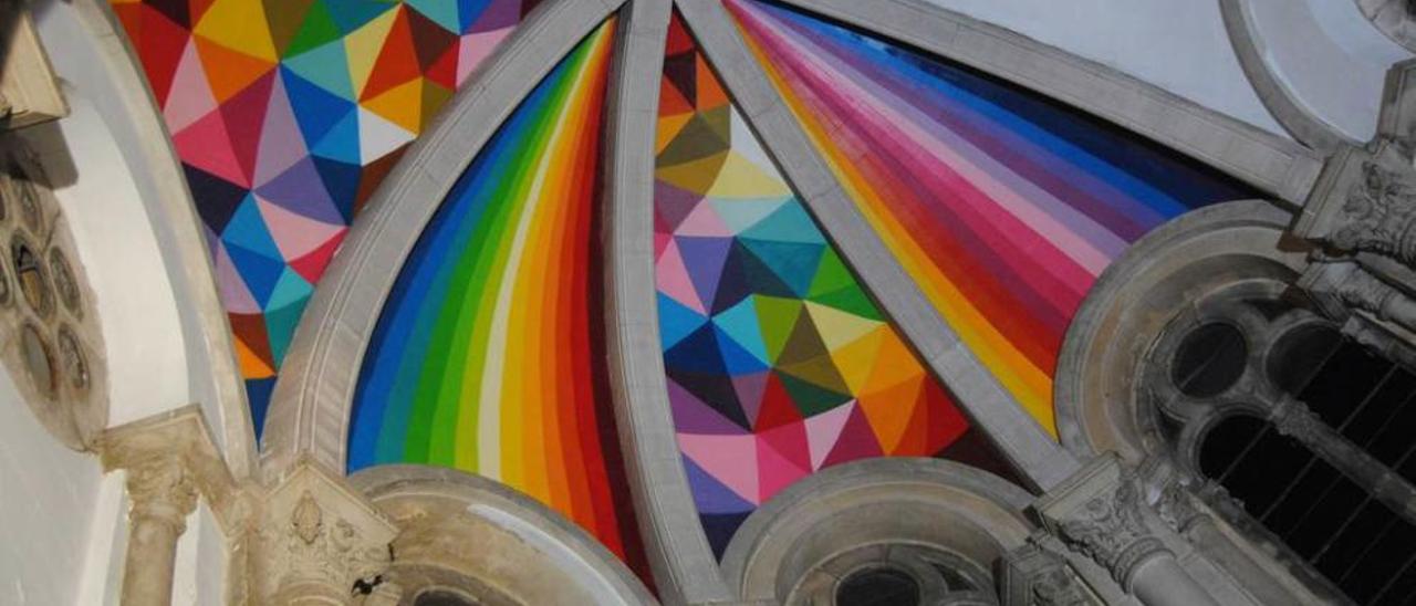 El artista posa con parte de su obra al fondo, en la iglesia de Coruño.