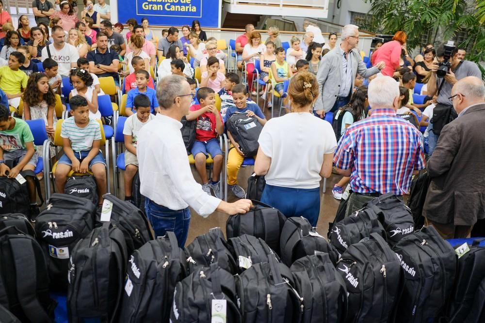 Medio centenar de niños saharauis visitan el Cabildo