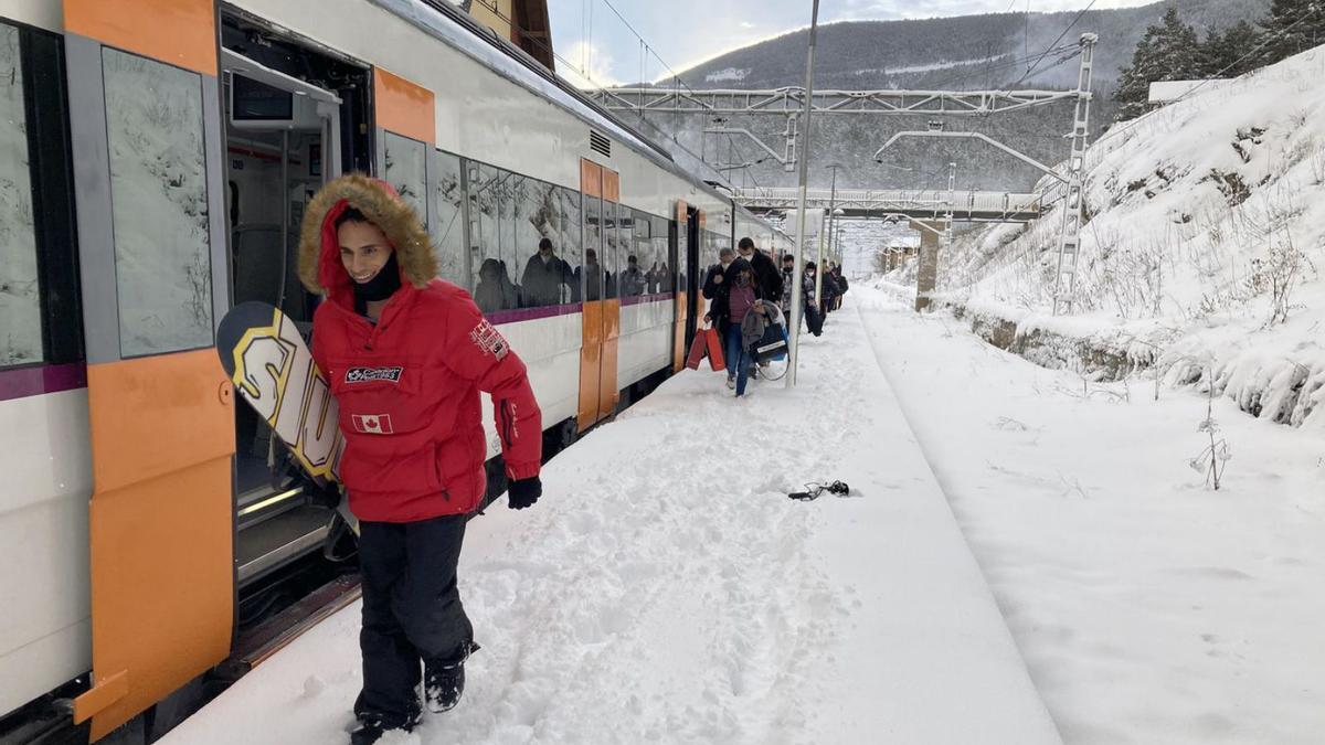 Viatgers baixant del primer Tren Blanc de la temporada a La Molina. | ACN