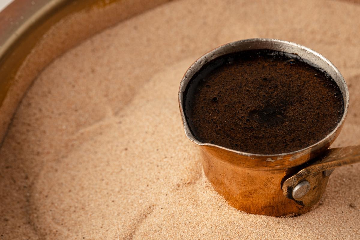 Mezclar café y bicarbonato, el truco para el hogar que cada vez conocen más personas