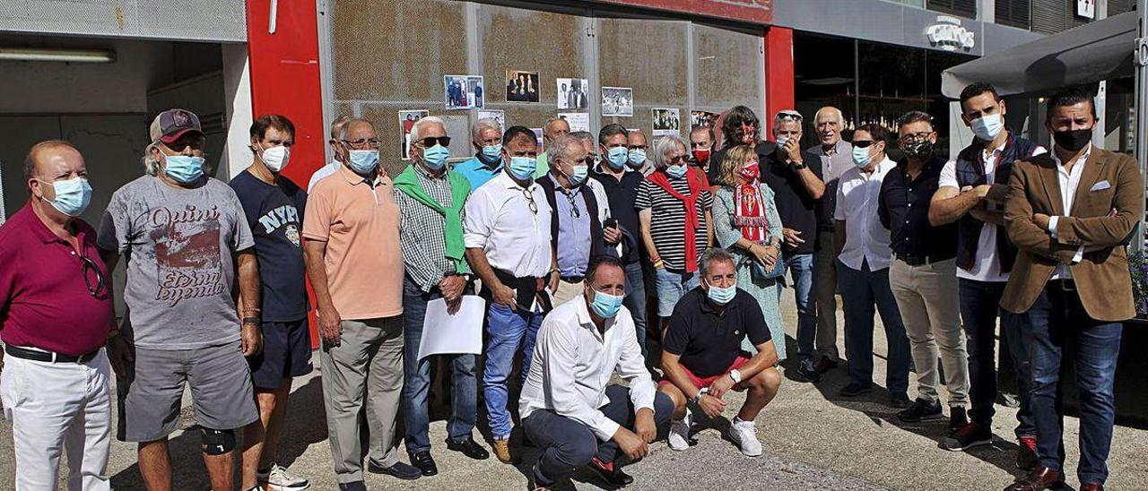 Amigos y antiguos compañeros de Quini, ayer, junto a la puerta 9 de El Molinón.