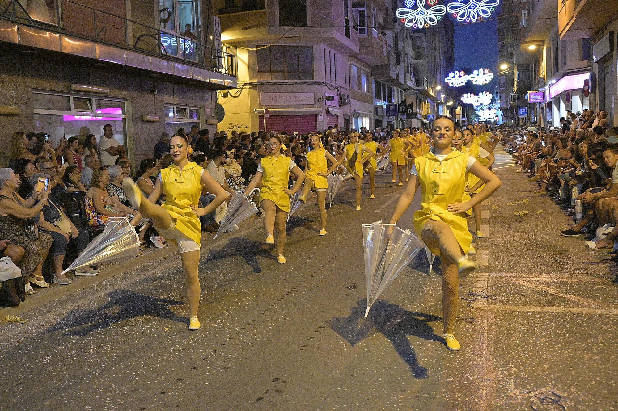 Derroche de musica y color en Santa Pola