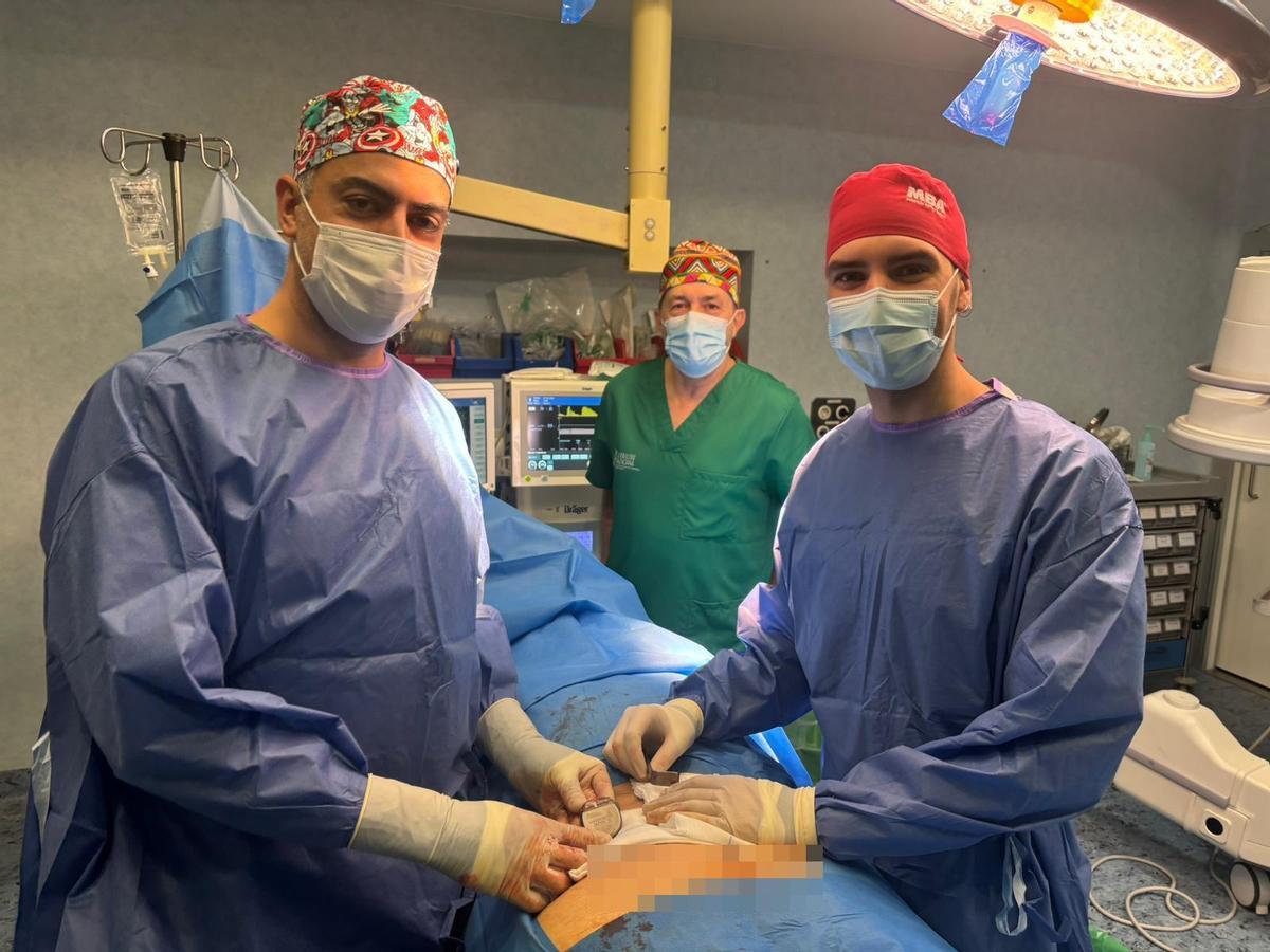 A la izquierda Juan Fernando García Henares, al fondo el jefe de Anestesiología, José Amorós y el enfermero Pablo Navarro durante la implantación de un neuroestimulador.