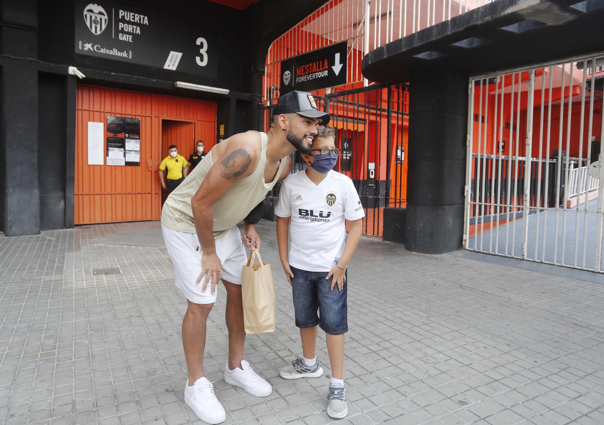 La afición valencianista se vuelca con el equipo a la salida de Mestalla