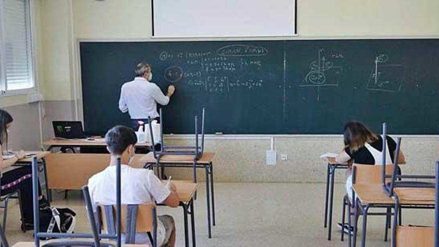 Un profesor imparte clase en un instituto gallego.