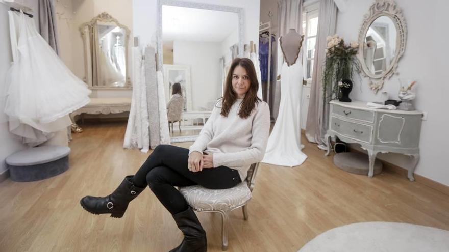 La diseñadora de alta costura y presidenta del colectivo Moda Mallorca, Tania Presa, en su taller.