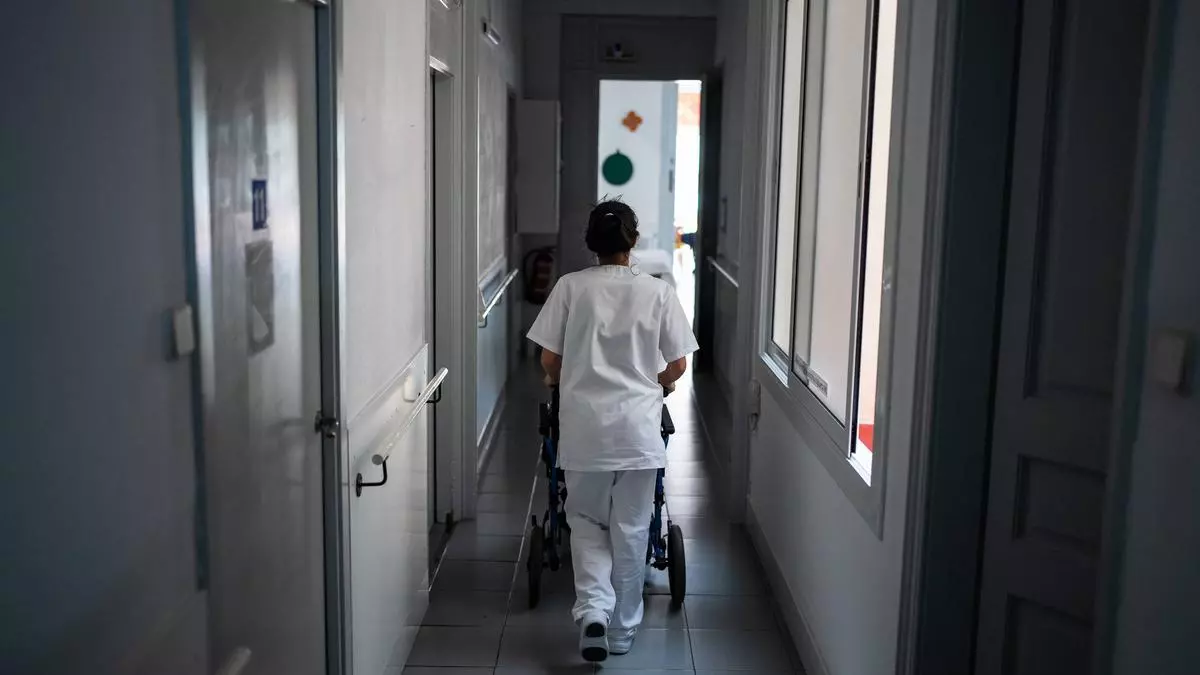 Las residencias denuncian el olvido durante el gran apagón: "Subimos a pulso a cien abuelos en sillas de ruedas"