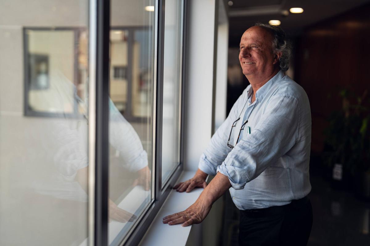 BARCELONA 10/06/2025 Sociedad. Retratosa a Jordi Sargatal para hablar sobre la ampliacion del Aeropuerto de El Prat. FOTO de ZOWY VOETEN