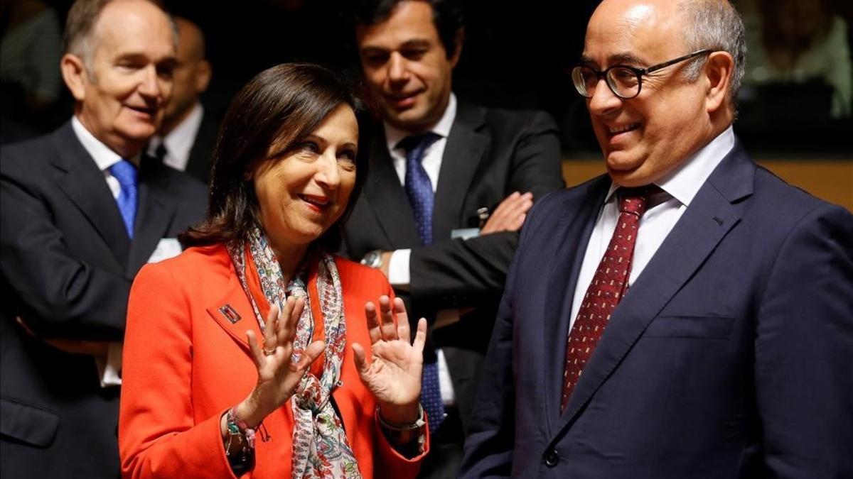 La ministra española de Defensa, Margarita Robles conversa con su homólogo portugués, José Alberto Azeredo Lopes, al inicio de la reunión del Consejo de Ministros de Exteriores y Defensa de la Unión Europea, en Luxemburgo.