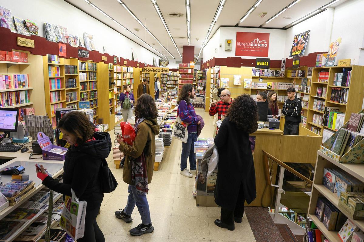 La librería Soriano, en el centro de València, llena de compradores.