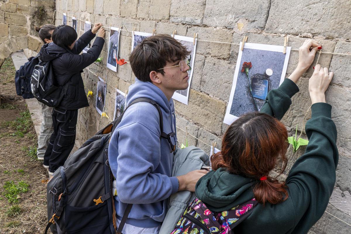 Els estudiants han penjat fotografies de les llambordes stolpersteine a la plaça Sant Domènec