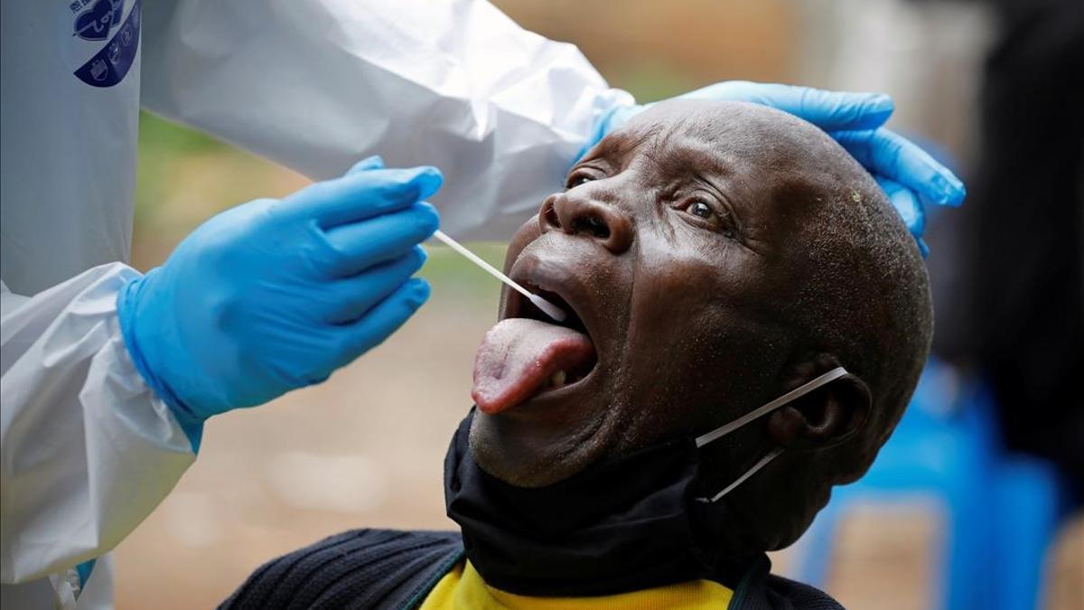 Prueba del coronavirus en el barrio de Kawangware, en Nairobi (Kenia).