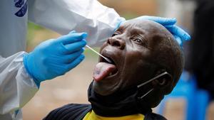 Prueba del coronavirus en el barrio de Kawangware, en Nairobi (Kenia).