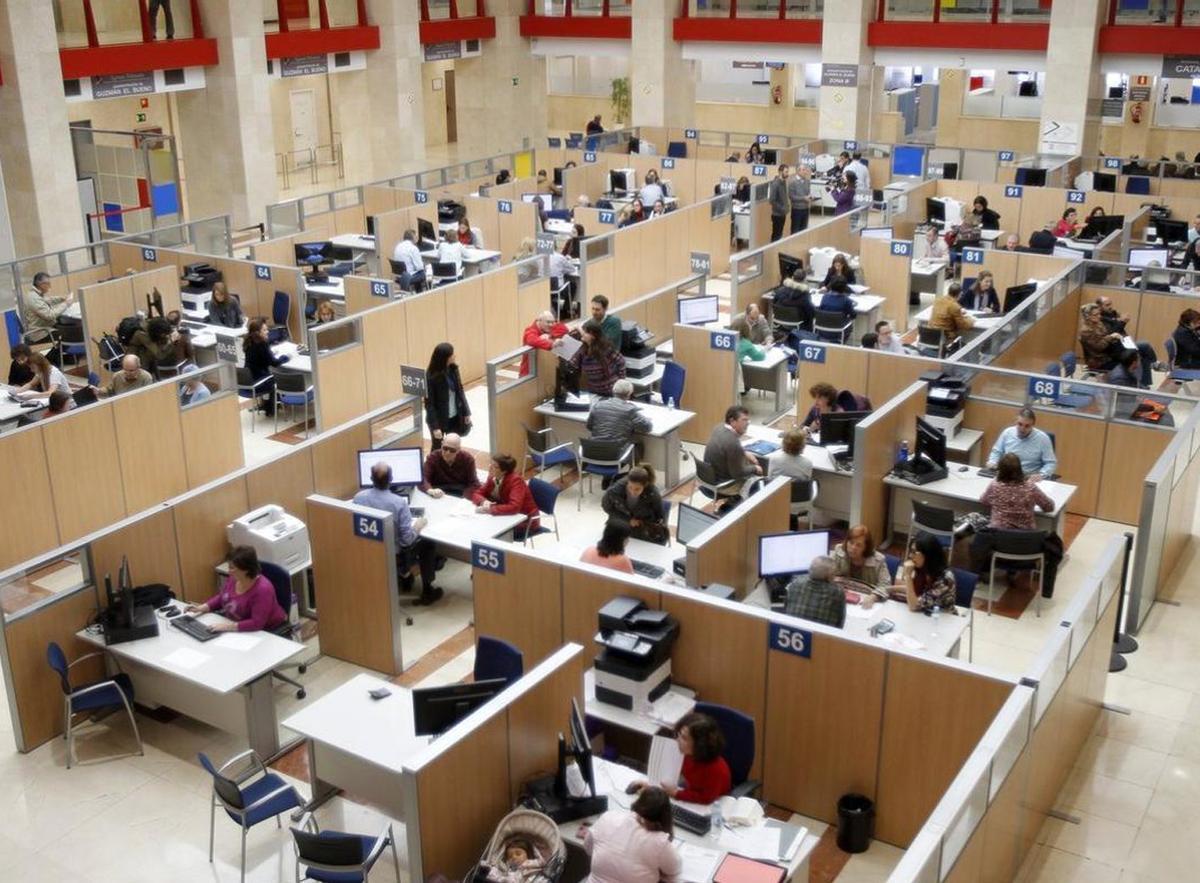 Una oficina de la Agencia Tributaria durante una campaña de la renta anterior. | ED