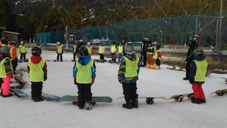 Alumnes esquiant