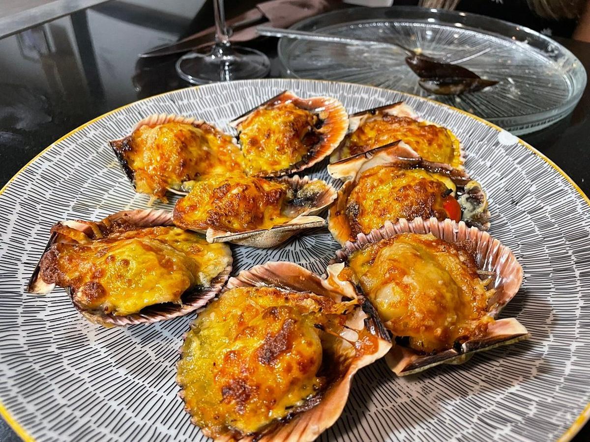 Uno de los platos más populares del local, las zamburiñas.