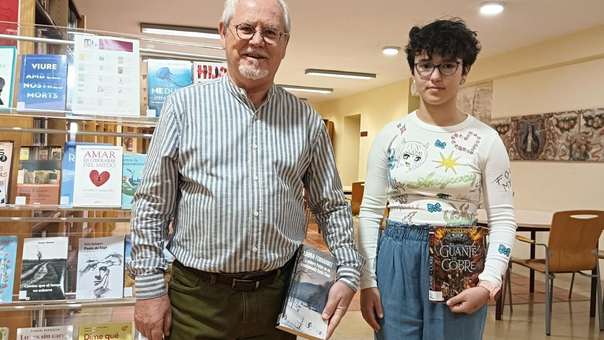 José y Ariadna en la Biblioteca Central de Gandia con algunos de sus libros preferidos.