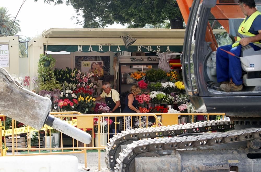 Montaje de los quioscos de flores en la Alameda.