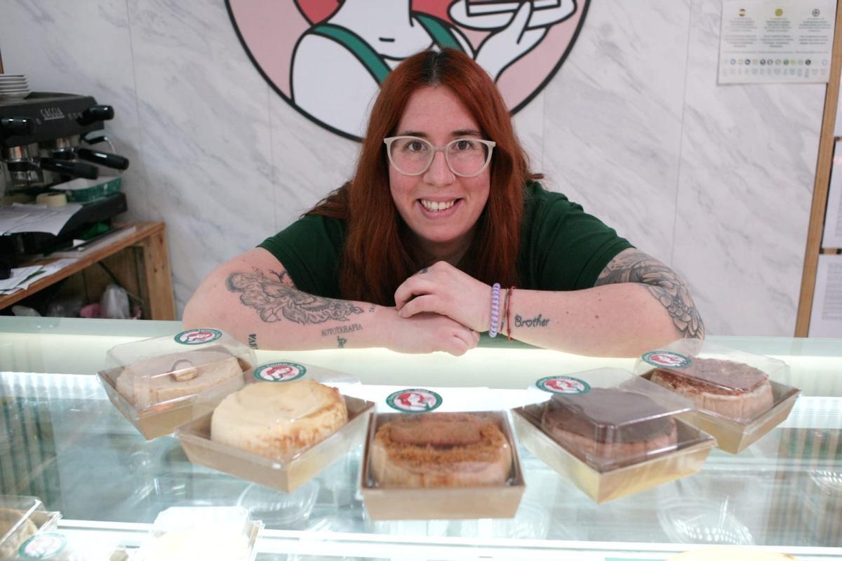 Jessica Juárez junto a algunas de sus tartas en su negocio.
