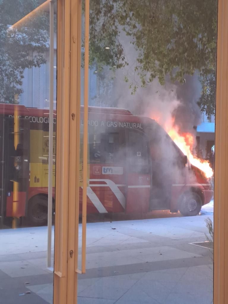 Las imágenes del incendio de un coche en plena Gran Vía de Murcia