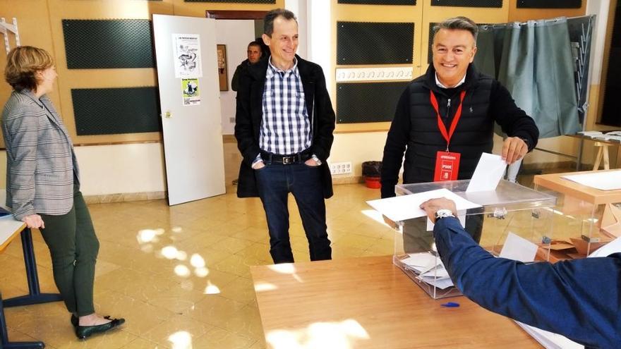 El alcalde socialista de Xàbia y la portavoz del PP en Dénia.