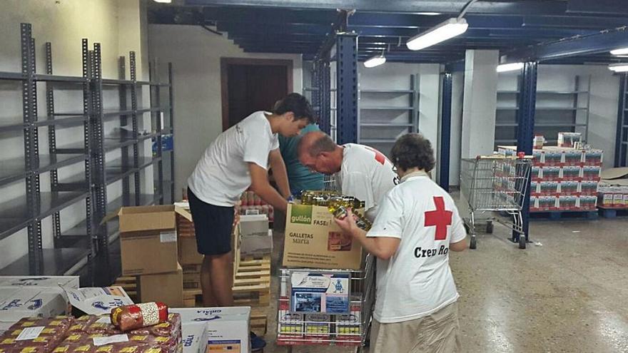 La Cruz Roja centraliza la atención a personas mayores y solas en la Safor