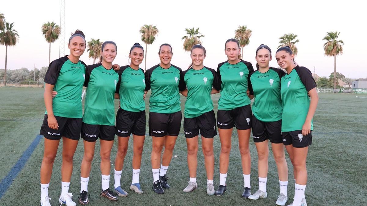 Los fichajes del nuevo Córdoba CF Femenino, durante una sesión en la Ciudad Deportiva.