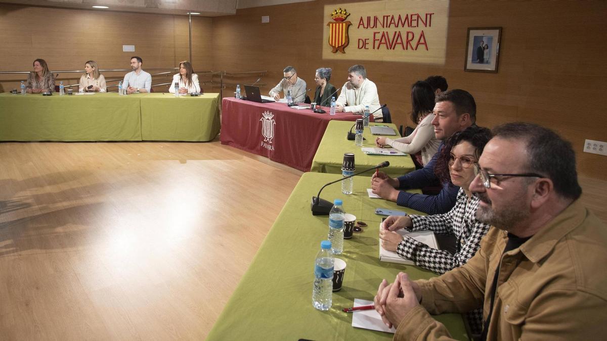 Un pleno del Ayuntamiento de Favara en una imagen de archivo.