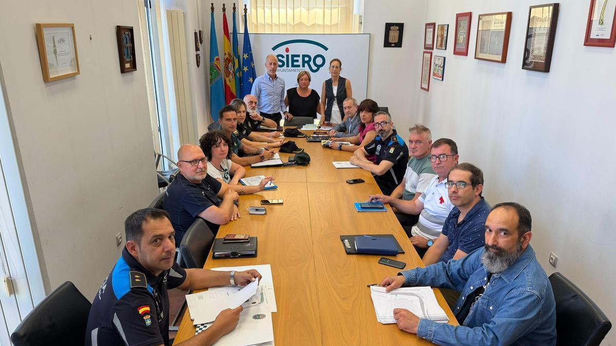La reunión para el operativo de seguridad de El Carmín celebrada este miércoles en el Ayuntamiento de Siero.