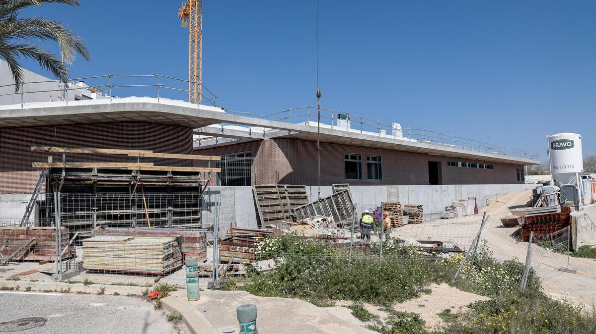 Trabajos este martes en el nuevo centro del Virgen de la Luz en Elche.