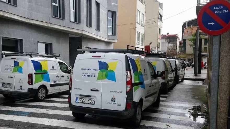 Vehículos de la empresa que gestiona el agua en Cangas, ante su oficina en el municipio. // G.Núñez