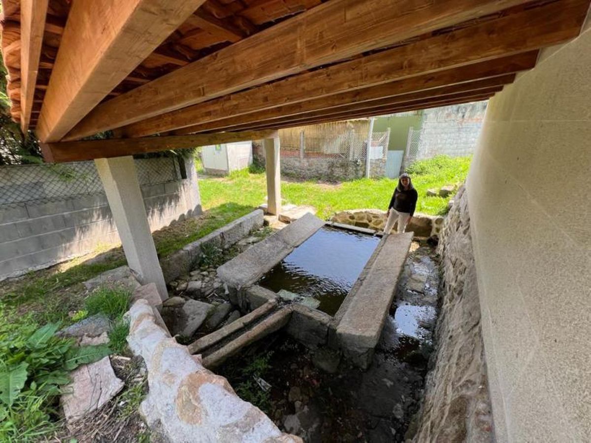 La alcaldesa, Victoria Portas, ayer entre la fuente y el lavadero de Seixo, en Darbo.   | // SANTOS ÁLVAREZ