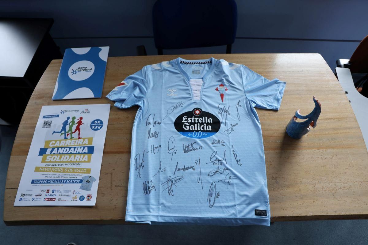 Trofeo de la 4ª Carreira e Andaina Solidaria y camiseta del Celta que se sorteará.