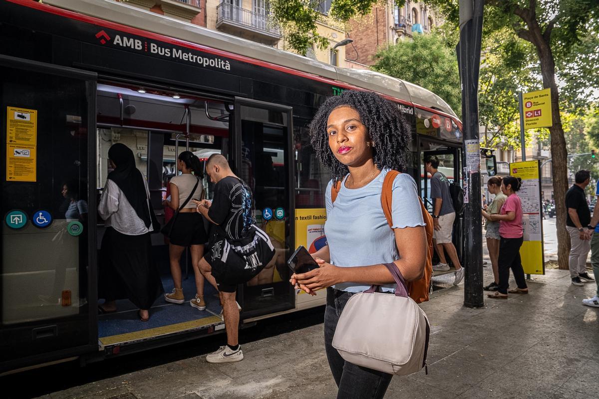 Keily Reinosa, a punto de subise a un autobús alternativo por el corte de la L1 del metro.