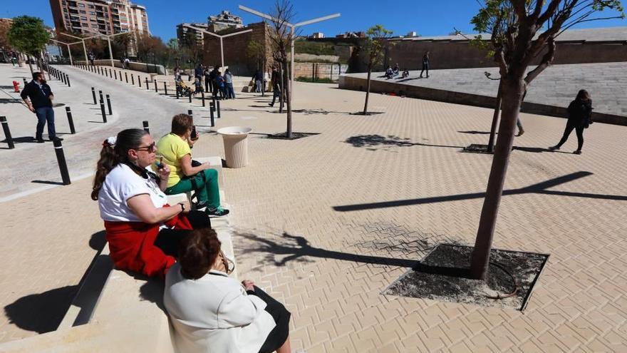 Un grupo de vecinas descansa en un banco del espacio público situado en el antiguo baluarte.