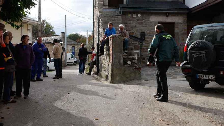 Vecino de Pedrazales se muestran ayer tarde conmocionados tras conocer el hallazgo del cadáver de Lourdes Rodríguez.