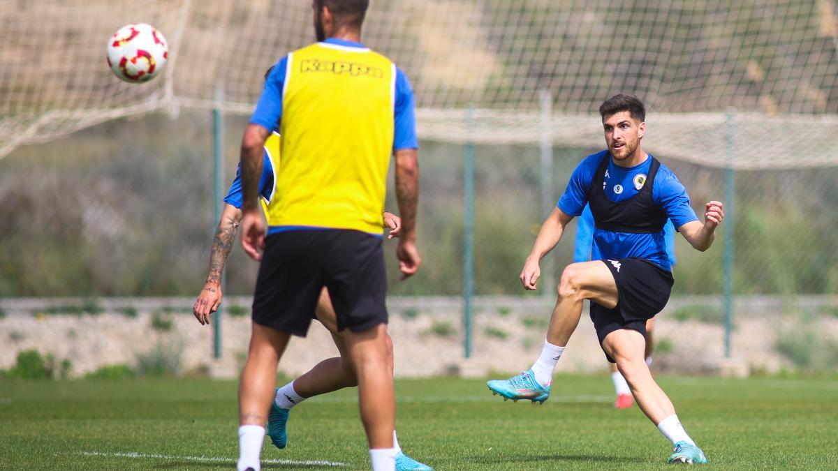 Coscia, en el trabajo a balón parado desarrollado en una de las sesiones semanales en Fontcalent esta semana.