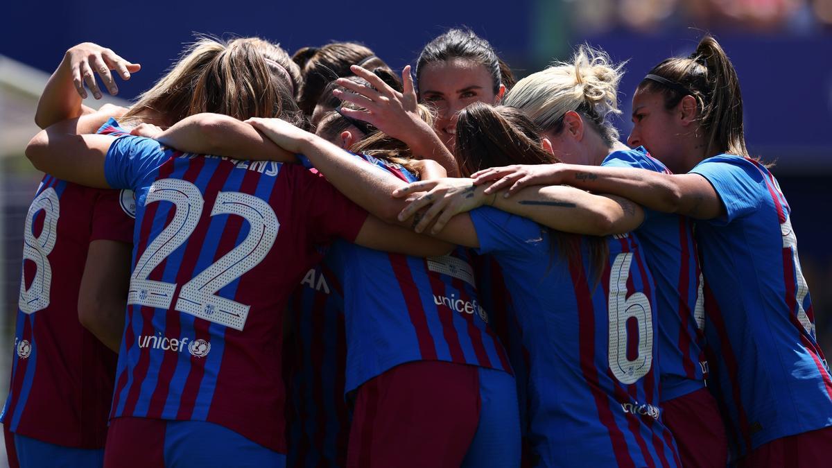 Las jugadoras del FC Barcelona celebran un gol. El Barça se impone 6-1 al Sporting de Huelva