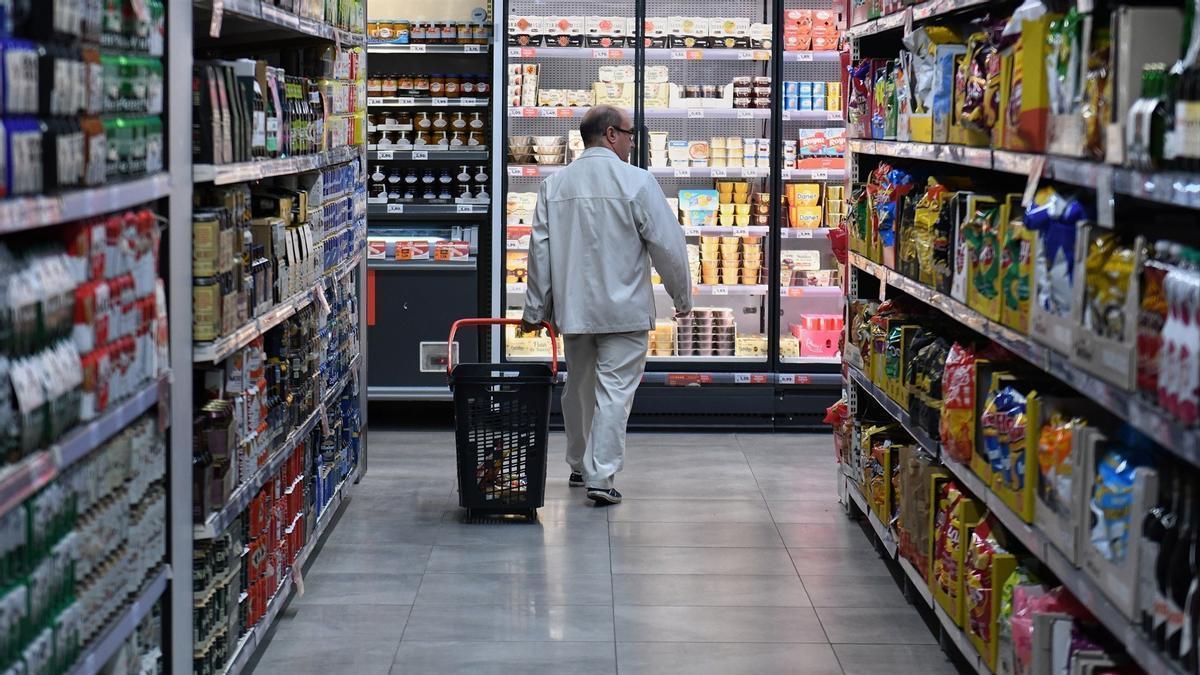 Una persona a l'interior d'un supermercat, en una imatge d'arxiu.