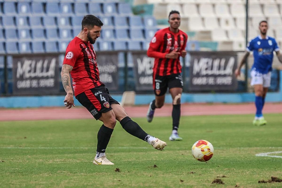 Iván Vela controla el balón ante la mirada de Carlos Ramírez en el partido disputado en Melilla.