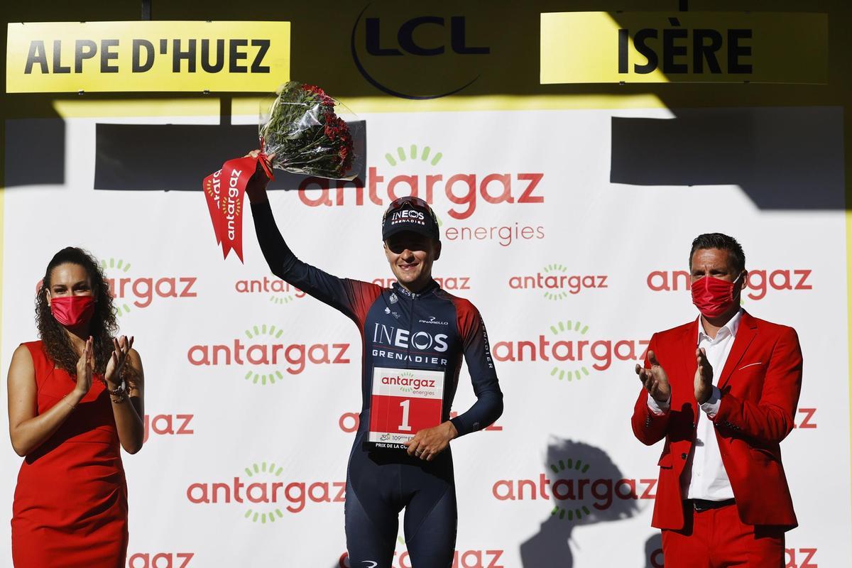 Alpe D’huez (France), 14/07/2022.- British rider Thomas Pidcock of Ineos Grenadiers celebrates on the podium following his win in the 12th stage of the Tour de France 2022 over 165.1km from Briancon to Alpe d’Huez, France, 14 July 2022. (Ciclismo, Francia) EFE/EPA/GUILLAUME HORCAJUELO