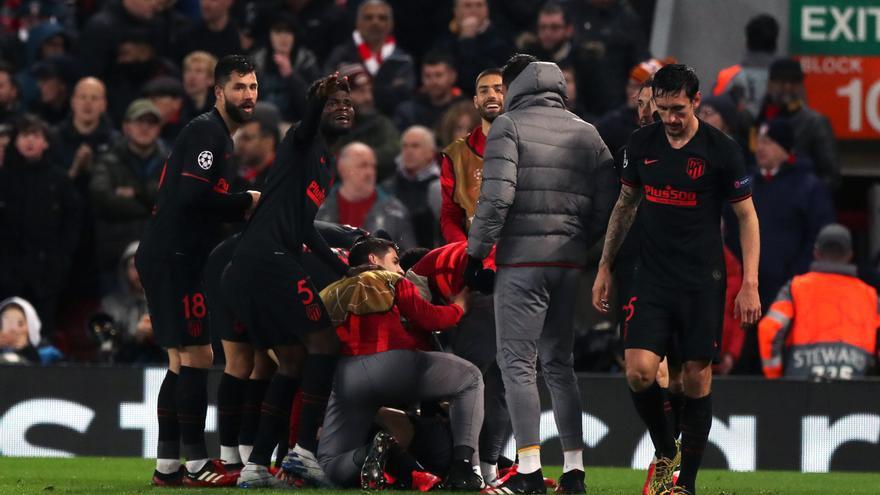 Los jugadores del Atlético celebran uno de sus goles ante el Liverpool en Anfield