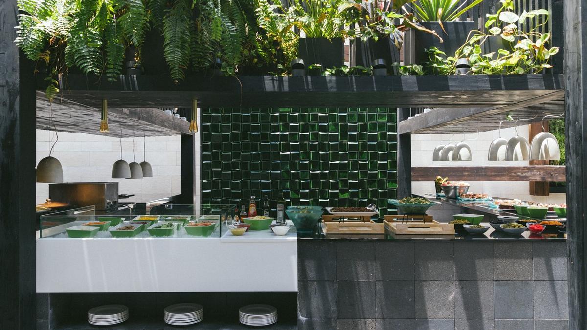 Sens Kitchen Patio Garden, en el Salobre Hotel Resort & Serenity, en Gran Canaria.