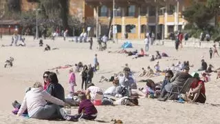 Les altes temperatures omplen les platges i els passeigs marítims de la Costa Brava