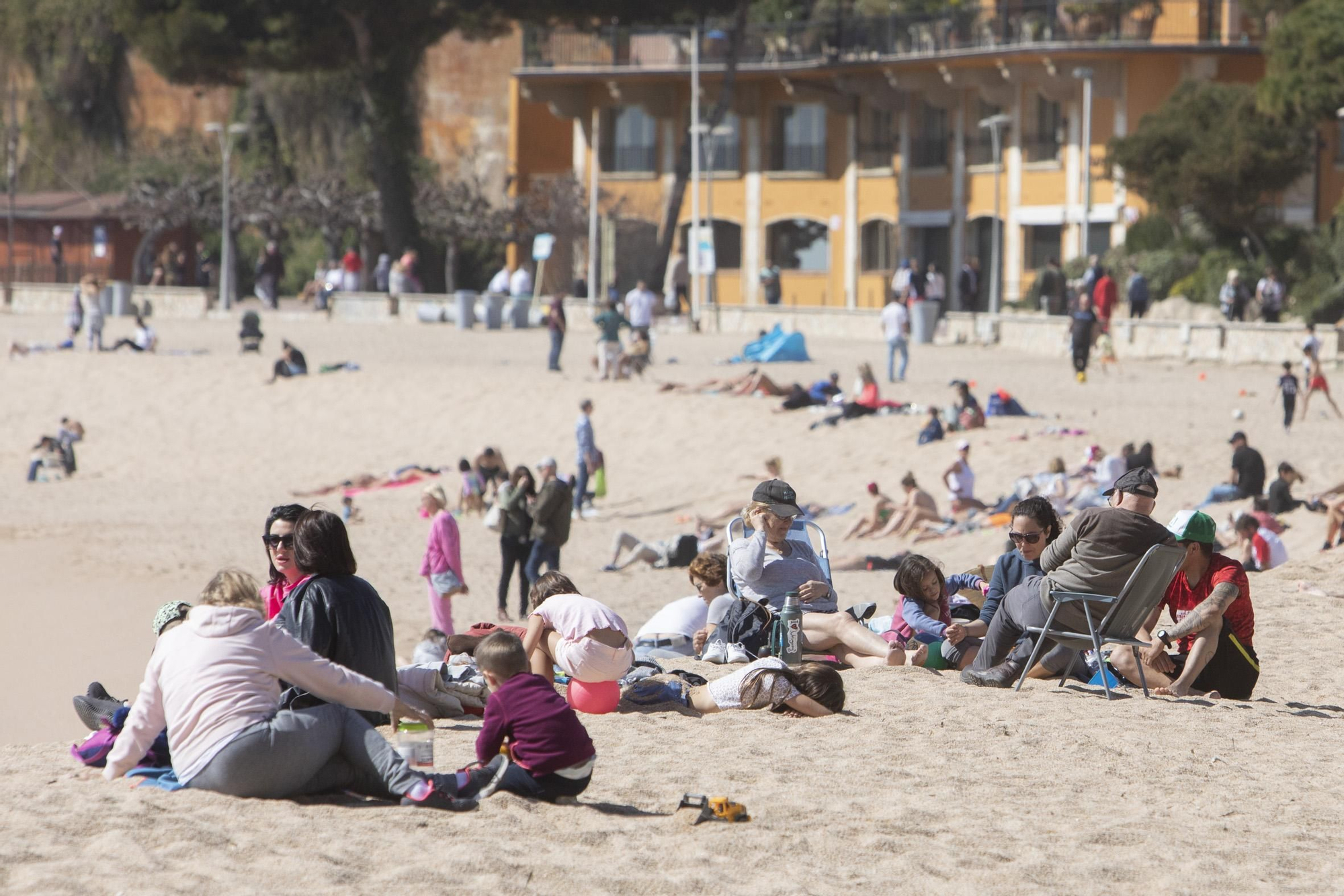 Les altes temperatures omplen les platges de la Costa Brava