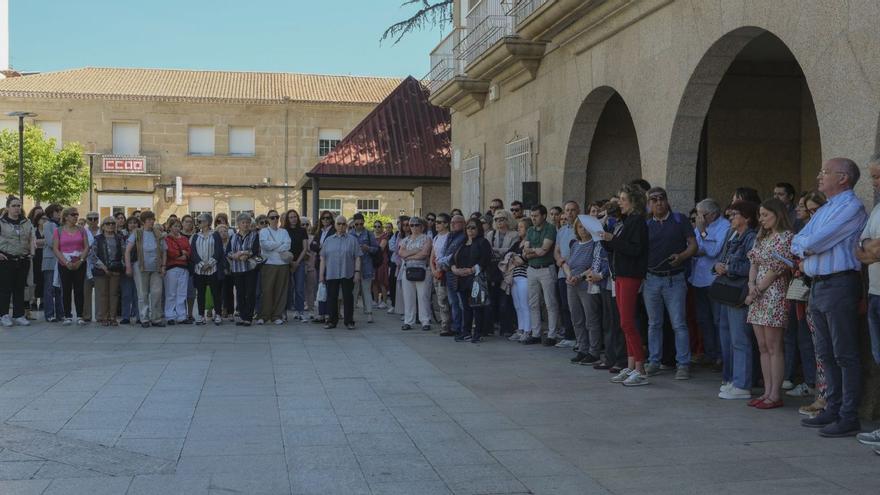 La concentración llenó de vecinos y representantes institucionales la Plaza Mayor de Verín.