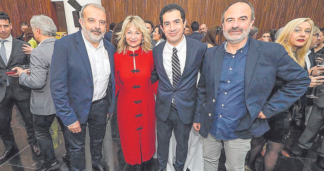 El vicealcalde y concejal de Obras y Servicios de Alcoy, Jordi Mart�nez, la edil de Fiestas, Carol Ort�z, el alcalde del mismo municipio y portavoz socialista en la Diputaci�n, Toni Franc�s, y el redactor de Econom�a d.jpg